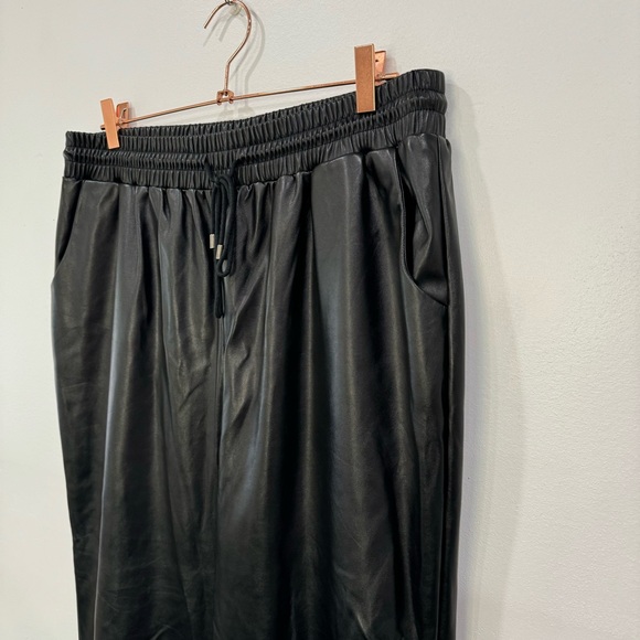 EXPRESS Black Faux Leather High Waisted Joggers Size Large - Picture 3 of 9